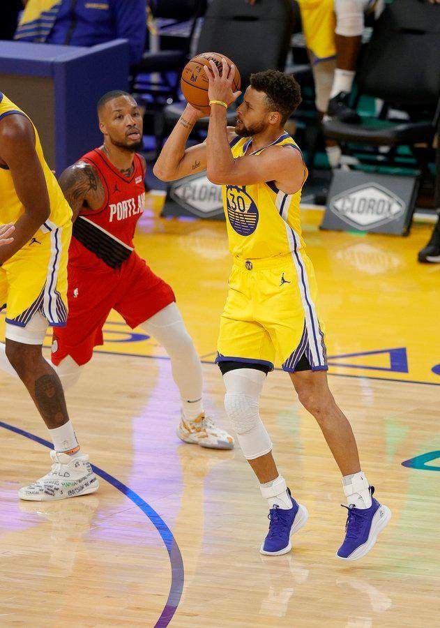 云开体育官网-库里疯狂砍分不忘防守:最佳防守阵容给我投一票?